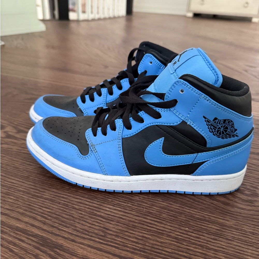 Like New Jordan 1 Mid in University Blue Black, Size 9